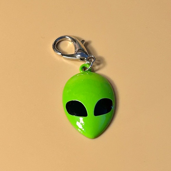 Alien 👽 Charm - Picture 1 of 2